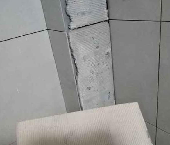 武陵源瓷砖空鼓维修公司分享下厨房瓷砖脱落的补救措施。